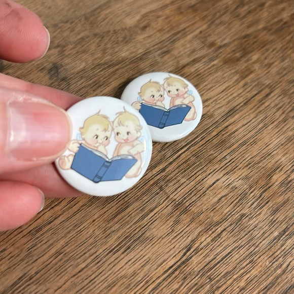 BRANDY MELVILLE *Bundle/8* Pins & Stickers Reading Buttons - Picture 3 of 7